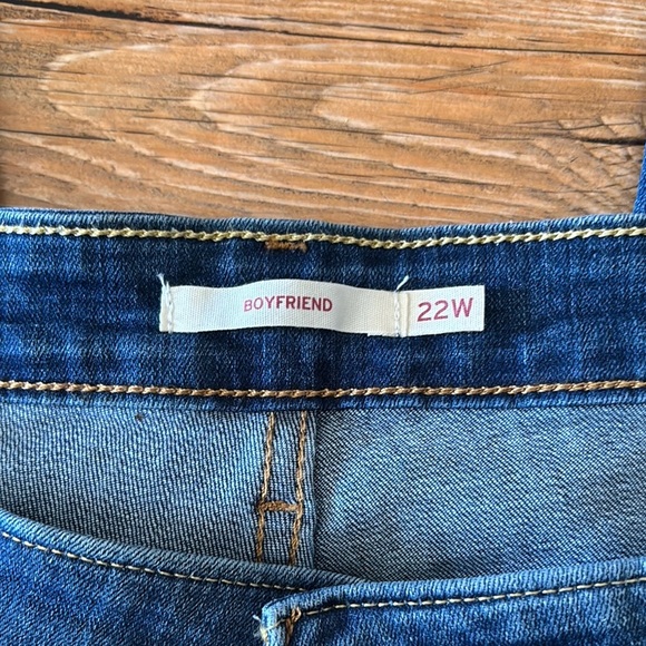 Levi's Blue Boyfriend Jeans with Signature Stitching - Picture 3 of 6
